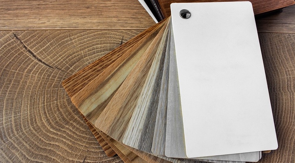 Трендові кольори меблів 2026: інтер'єр вітальні з диваном та кріслами в пастельних тонах.