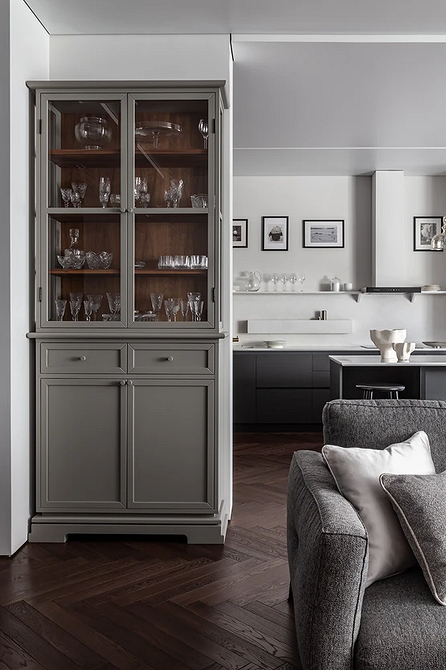 Темні меблі в світлому інтер'єрі: поєднання чорного столу та білих стільців в сучасній кухні.