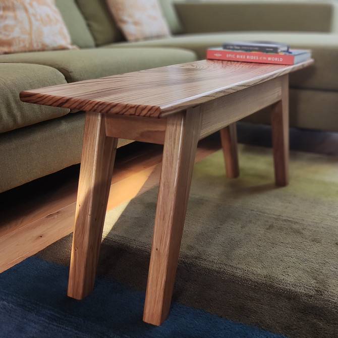 Скандинавський стиль: дерев'яні меблі в інтер'єрі з акцентом на природні кольори.