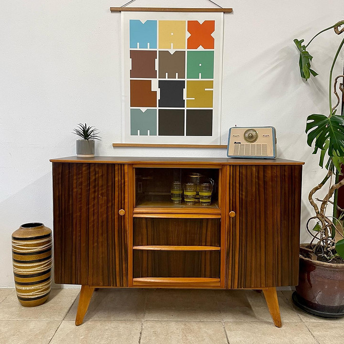 Сучасний інтер'єр з сосновими меблями, що підкреслюють еко тренди 2026 року.