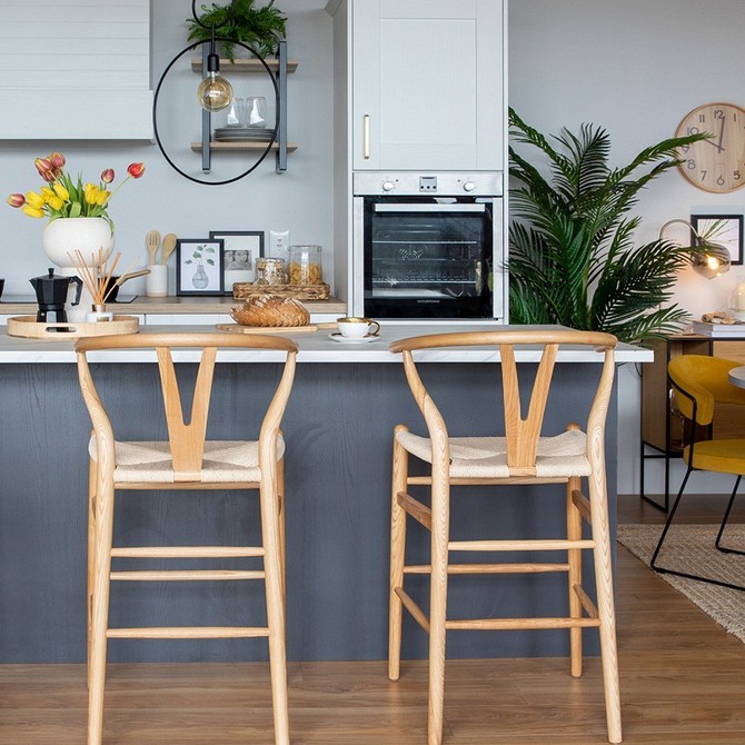 Кольори меблів для дому 2026: комбінація різних відтінків синього в дизайні спальні.