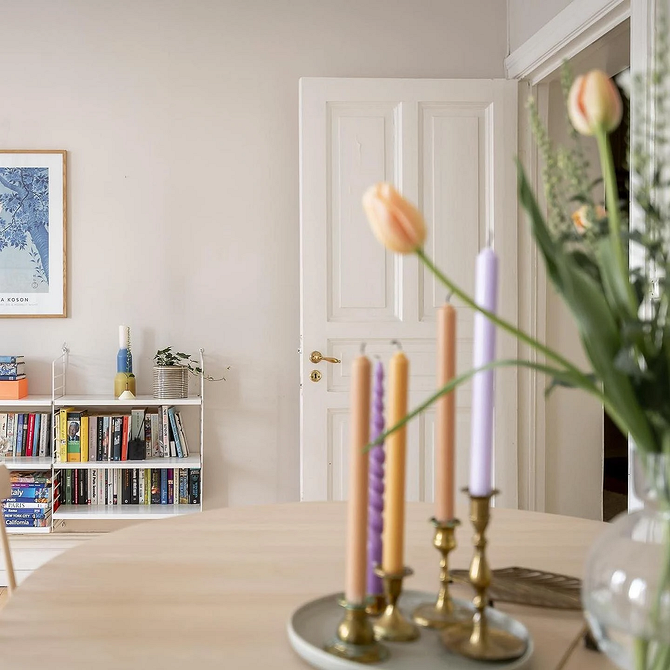 Темні меблі в світлому інтер'єрі 2026: створення контрасту та глибини простору