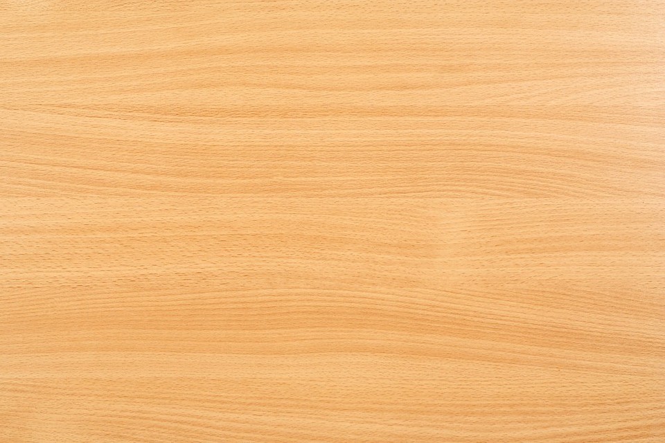 Поради щодо вибору та поєднання кольорів світлих меблів з дерева.