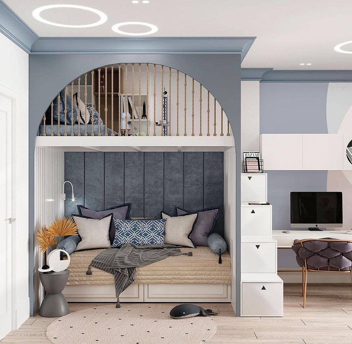 Сучасне двоярусне ліжко з диваном внизу для невеликої квартири, дитяча драбина з дерева.
