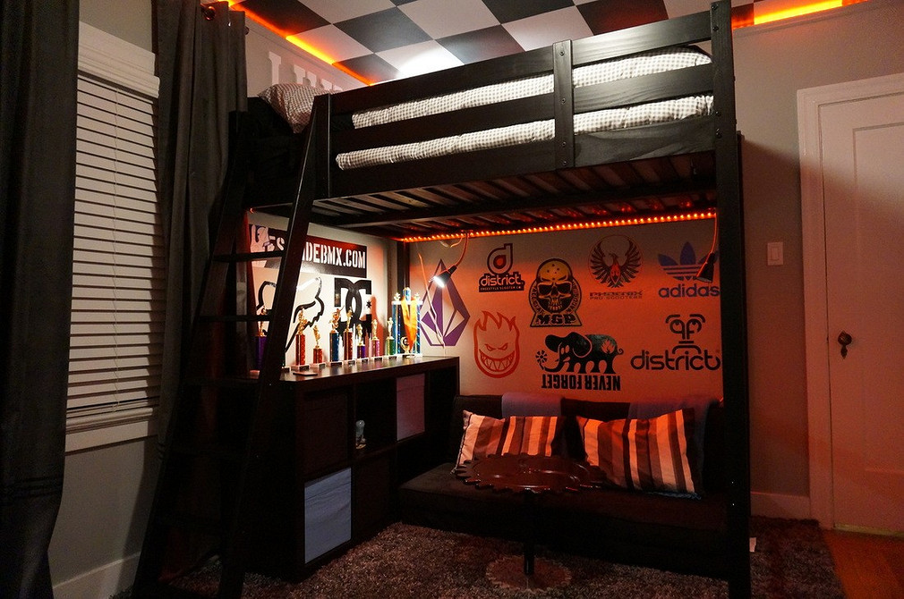 Двоярусне ліжко з диваном: оптимальне рішення для дитячої кімнати невеликого розміру