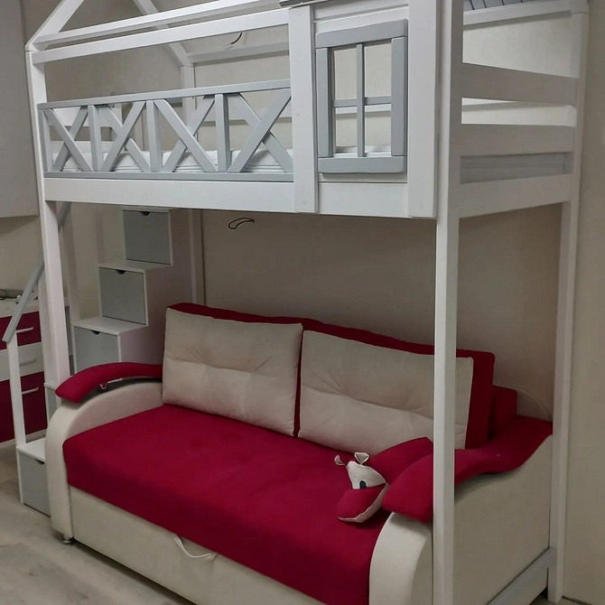 Затишне двоярусне ліжко з м'яким диваном внизу для відпочинку та ігор дитини.
