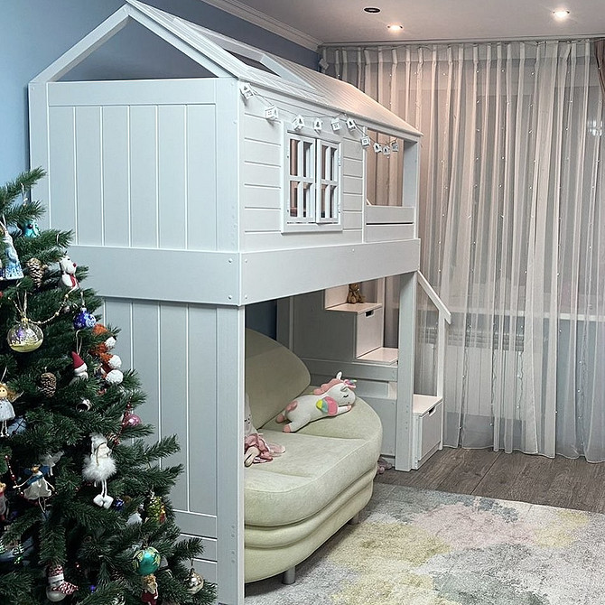 Дитяча кімната з двоярусним ліжком, диваном та яскравим дизайном у 2026 році