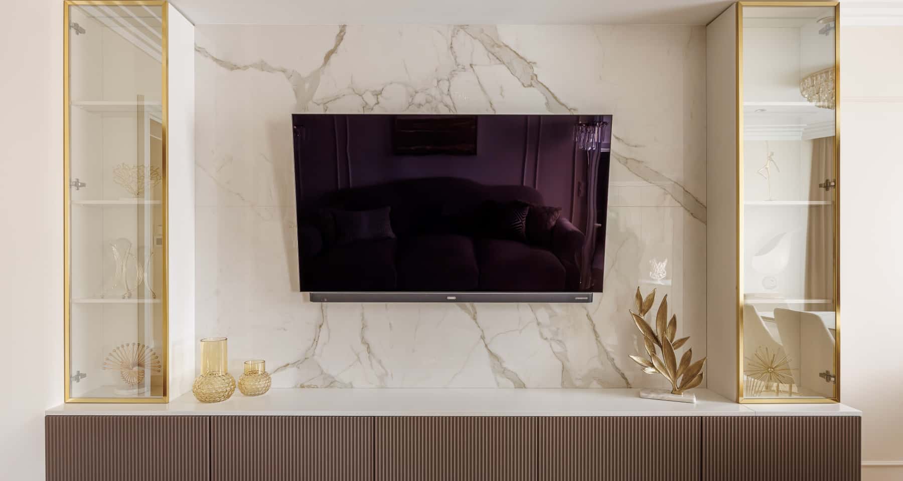 Елітний ремонт: ванна кімната з використанням мармуру та сучасної сантехніки.