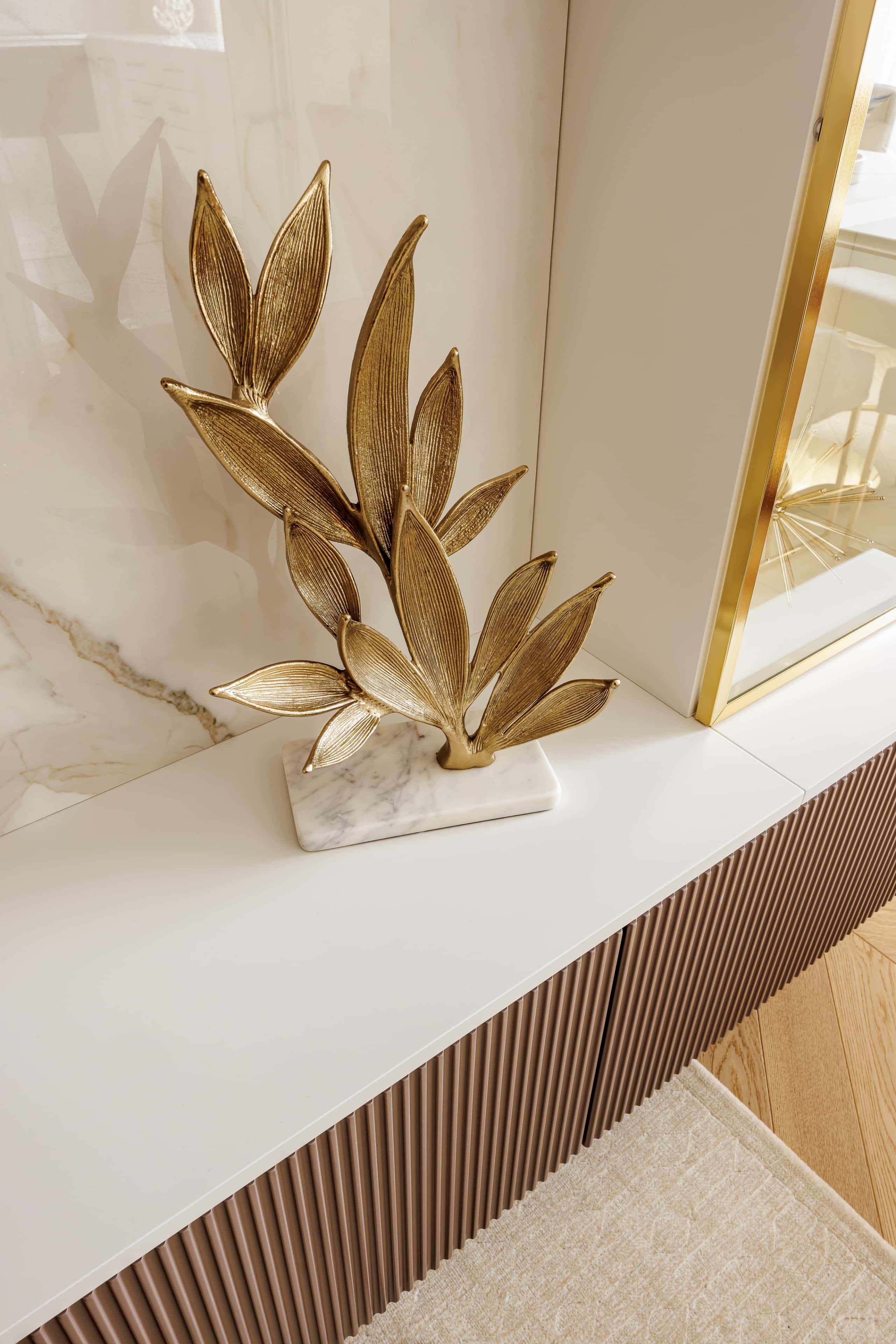 Затишок інженерної дошки Затишна вітальня з інженерною дошкою та елементами елітного ремонту