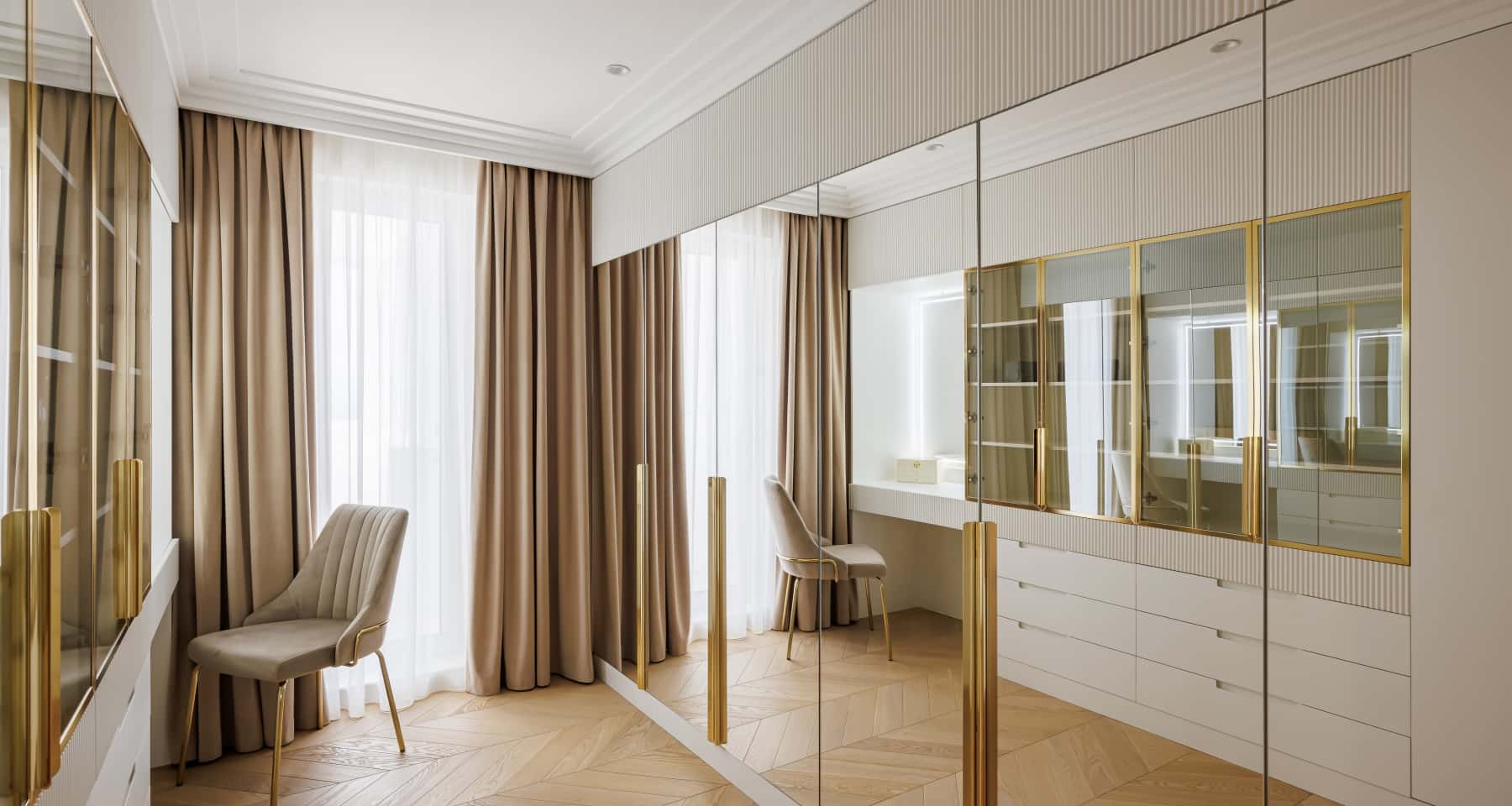 Елегантний натуральний камінь Елегантний натуральний камінь, використаний в оздобленні стін, характерний для елітного ремонту