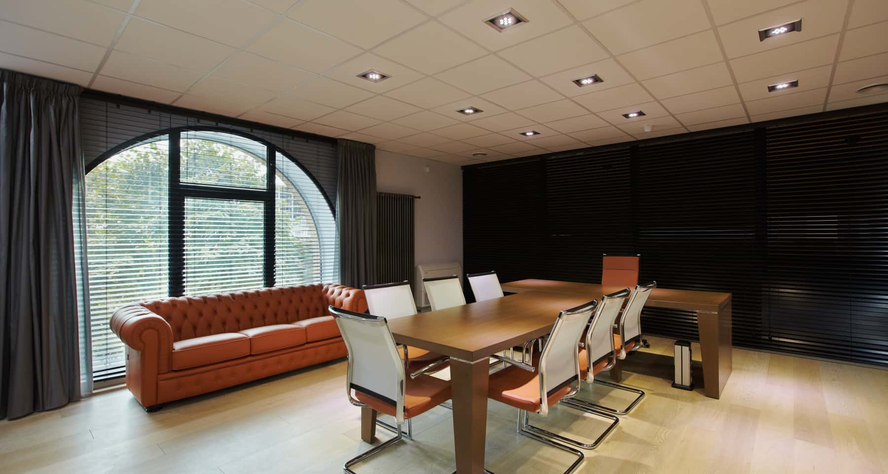 Інноваційний офісний простір: сучасне обладнання, зручні меблі, мінімалізм.