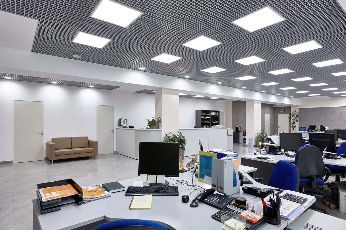 Елегантний офісний простір: сірі та білі тони, мінімалізм, функціональний дизайн.