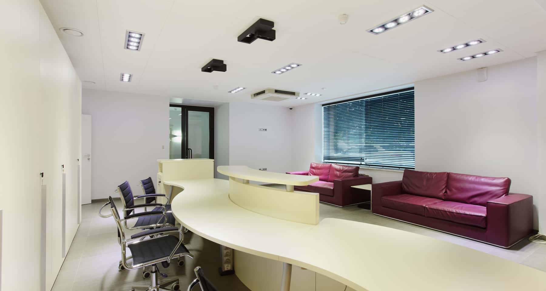 Дизайнерський офіс: декор, рослини, мінімалізм, живий та продуктивний простір.