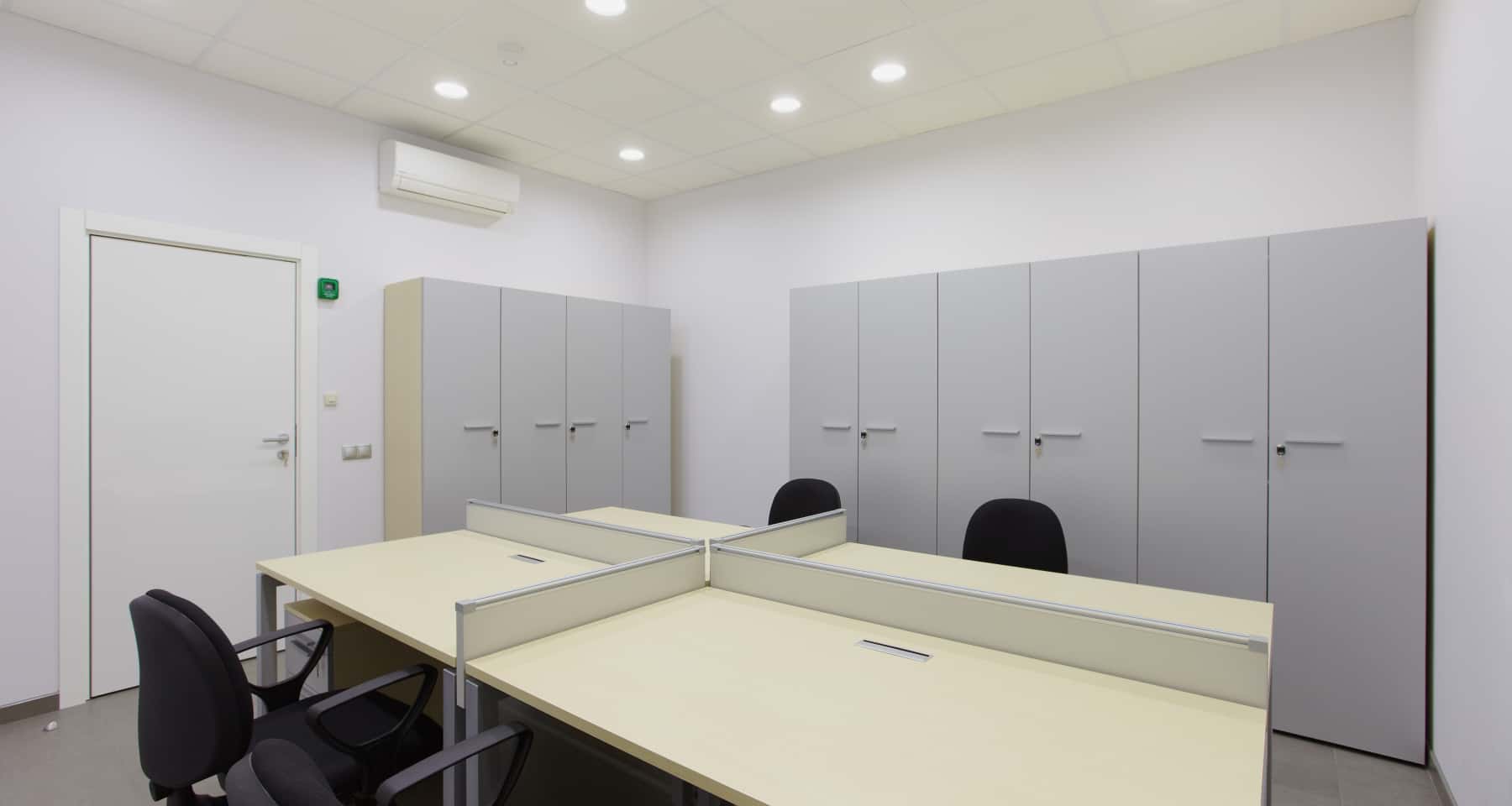 Мінімалістичний офісний інтер'єр: прості лінії, функціональність, сучасний дизайн.