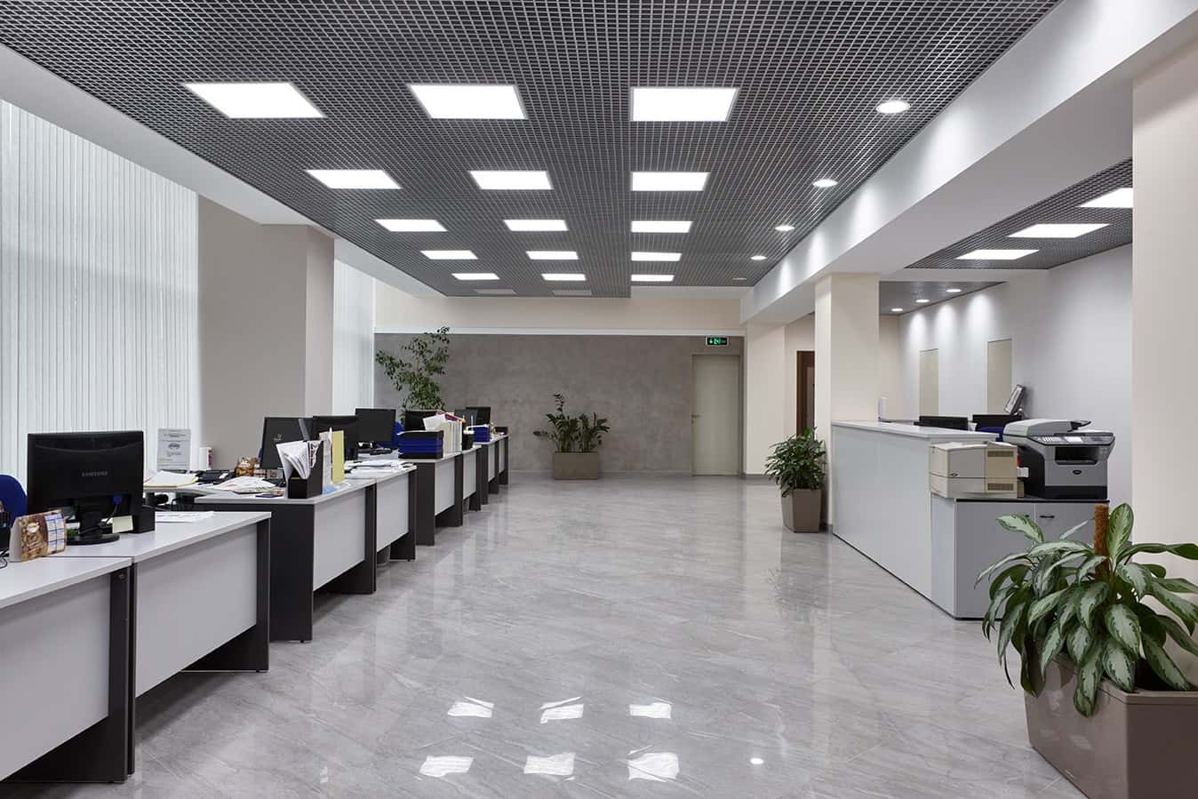 Стильний офісний інтер'єр в мінімалістичному стилі: елегантність та функціональність.