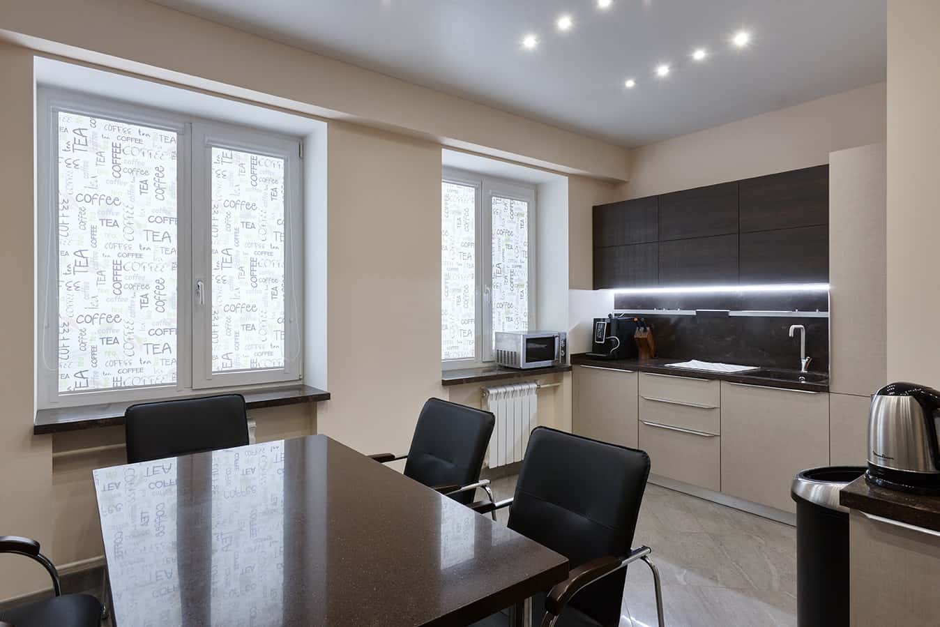 Офіс з великими вікнами: природне освітлення, мінімалістичний дизайн робочих місць.