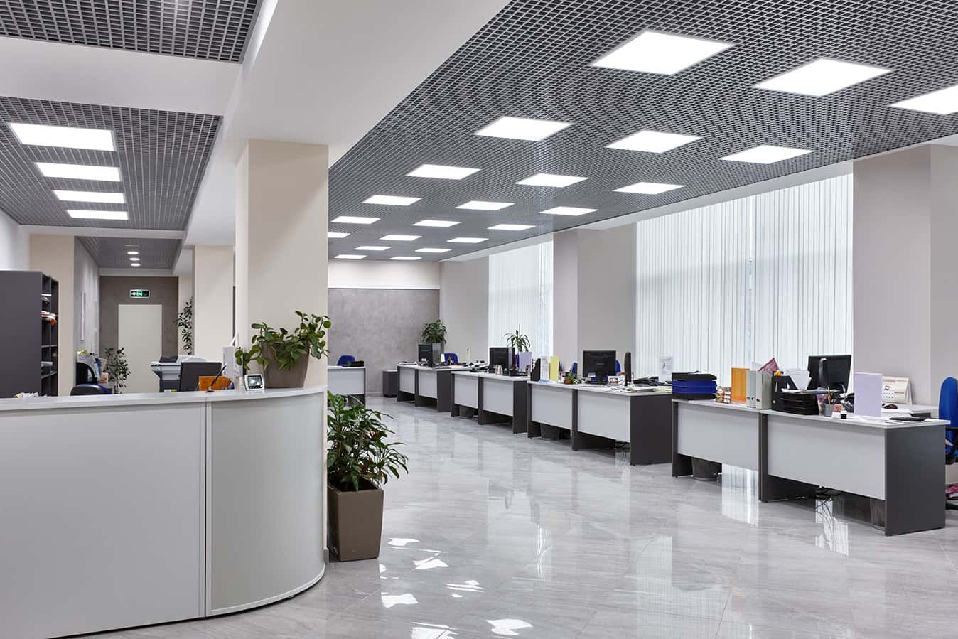 Сучасний офіс в стилі мінімалізму: дерево, скло та простір для роботи.