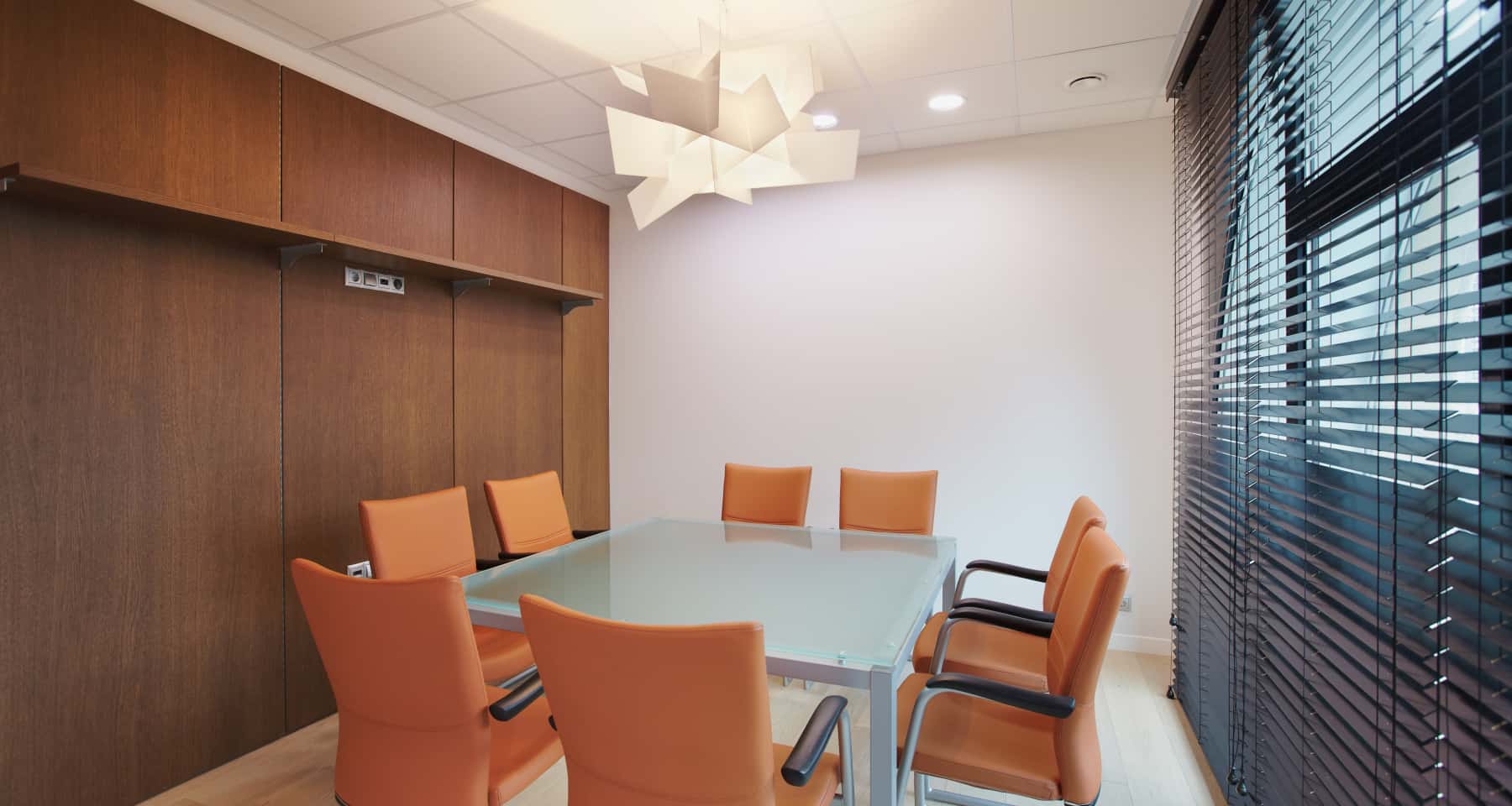 Ремонт офісу в сучасному мінімалістичному стилі: якісні матеріали та обладнання.