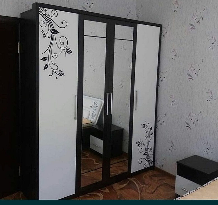 Застаріла шафа з типовим дизайном: антитренд для сучасного інтер'єру квартири.