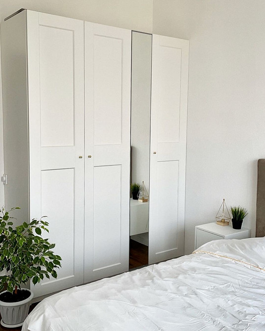 Застаріла шафа з дзеркальними вставками: яких шаф уникати у 2024 році.