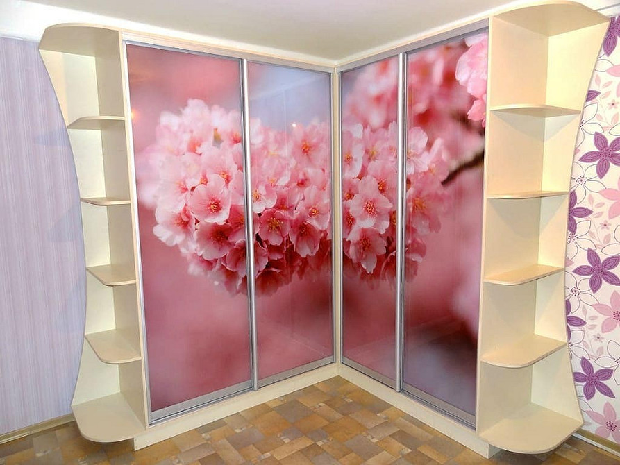 Невдалий дизайн шафи псує сучасний інтер'єр кімнати у 2026.