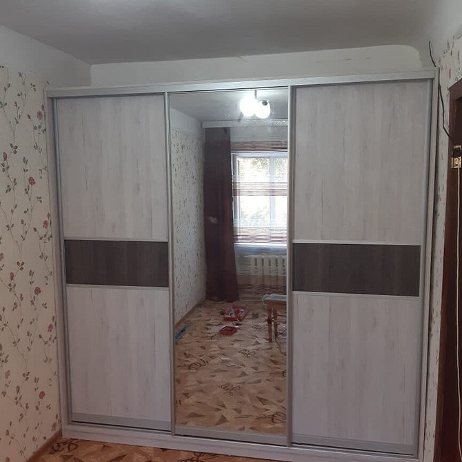 Застаріла модель шафи: не підходить для сучасного інтер'єру 2024.