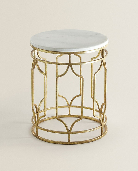 Кімната з альтернативними дизайнерським рішенням: декор та меблі за розумною ціною.