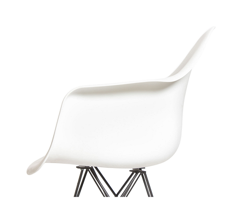 Стильний інтер'єр з бюджетним стелажем для книг та декору: економія без втрати стилю.