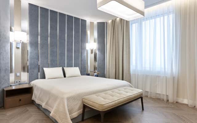 Освітлення в квартирі 95 м² у Києві: акцент на світлі та неокласичному дизайні.