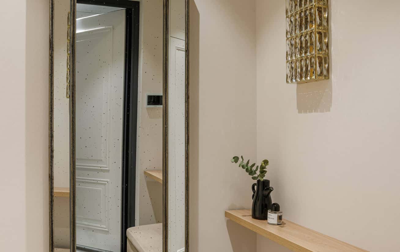 Елегантний дизайн інтер'єру квартири 95 м² у Києві з акцентом на світло.