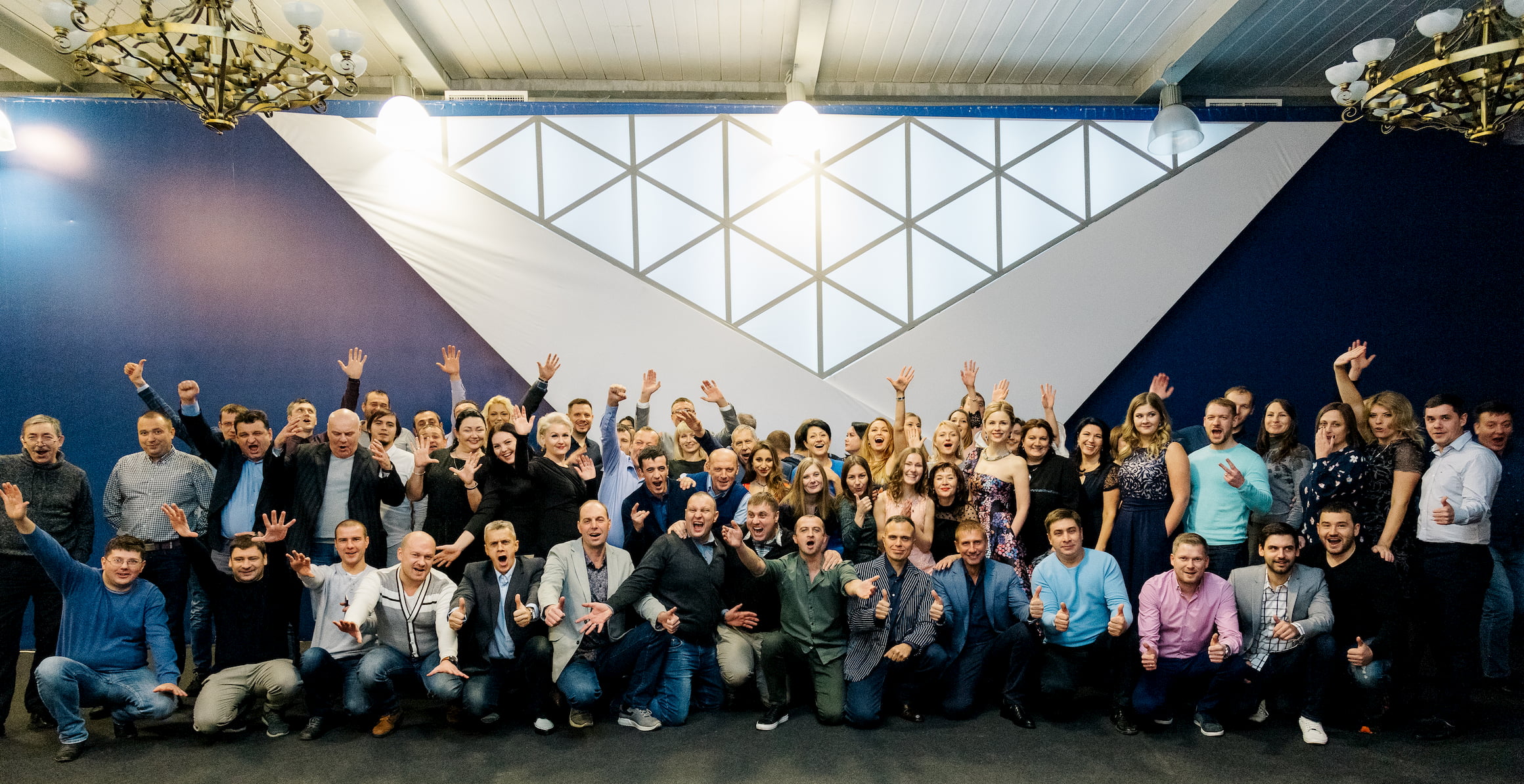 Скандинавський балкон 2026 з дерев'яною обшивкою, ідеальне місце для відпочинку.