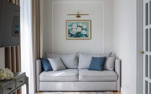 Вітальня в неокласичному стилі з елементами скандинавського дизайну в квартирі 95 м² Київ.