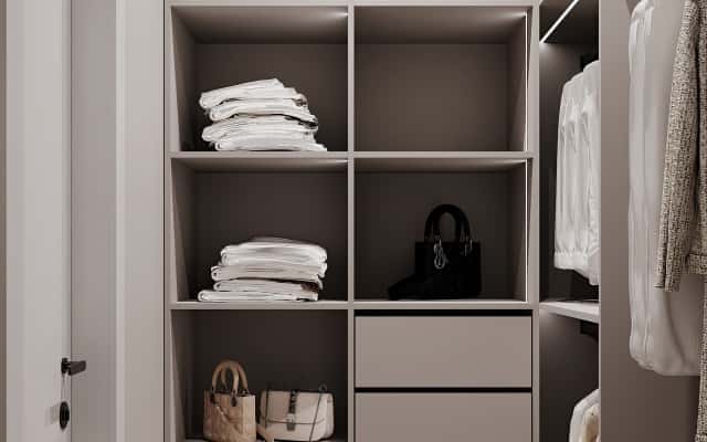 Затишна скандинавська спальня з мінімумом декору та великою кількістю природного світла.