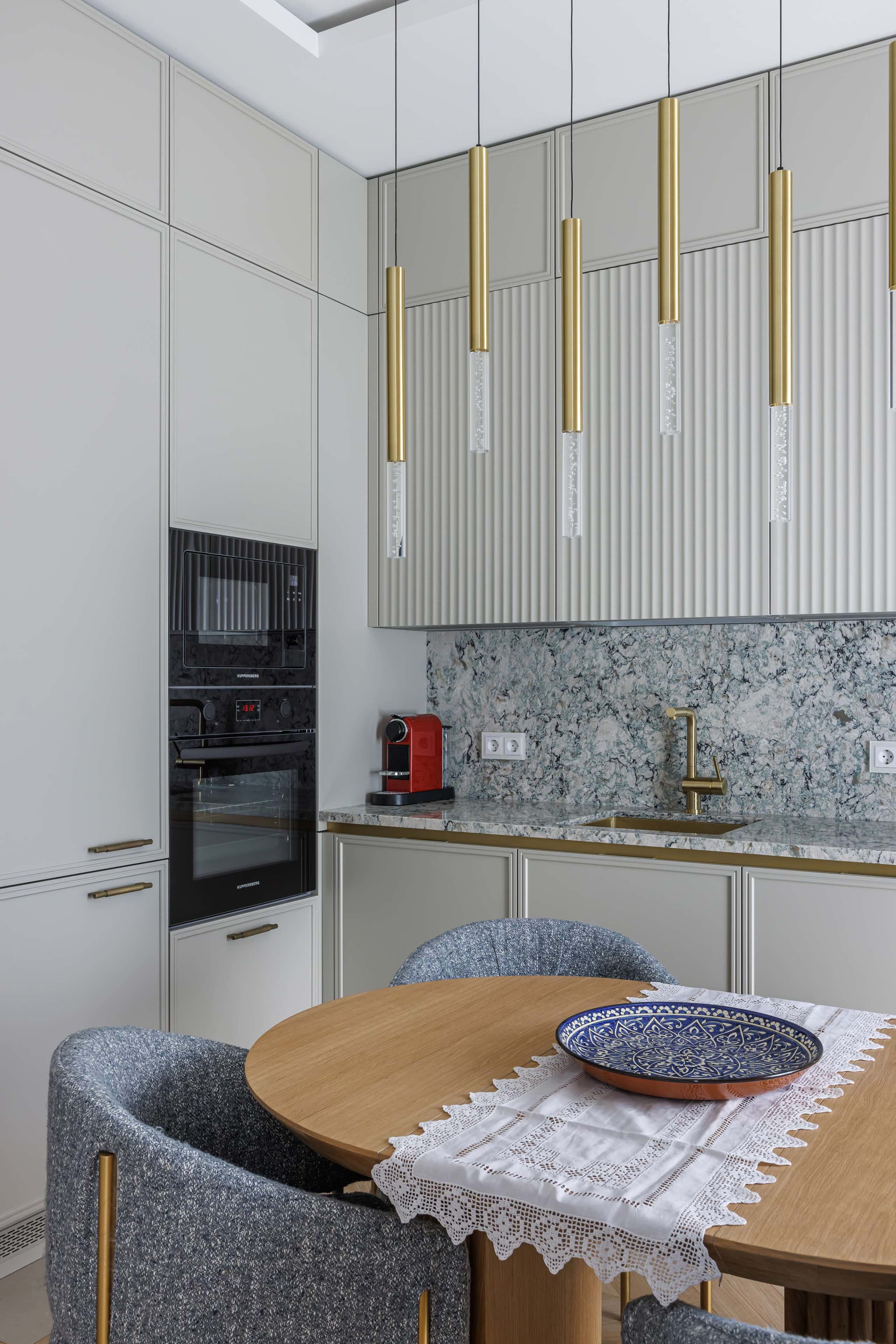 Ванна кімната в неокласичному стилі у київській квартирі 95 м²: елегантність і комфорт.