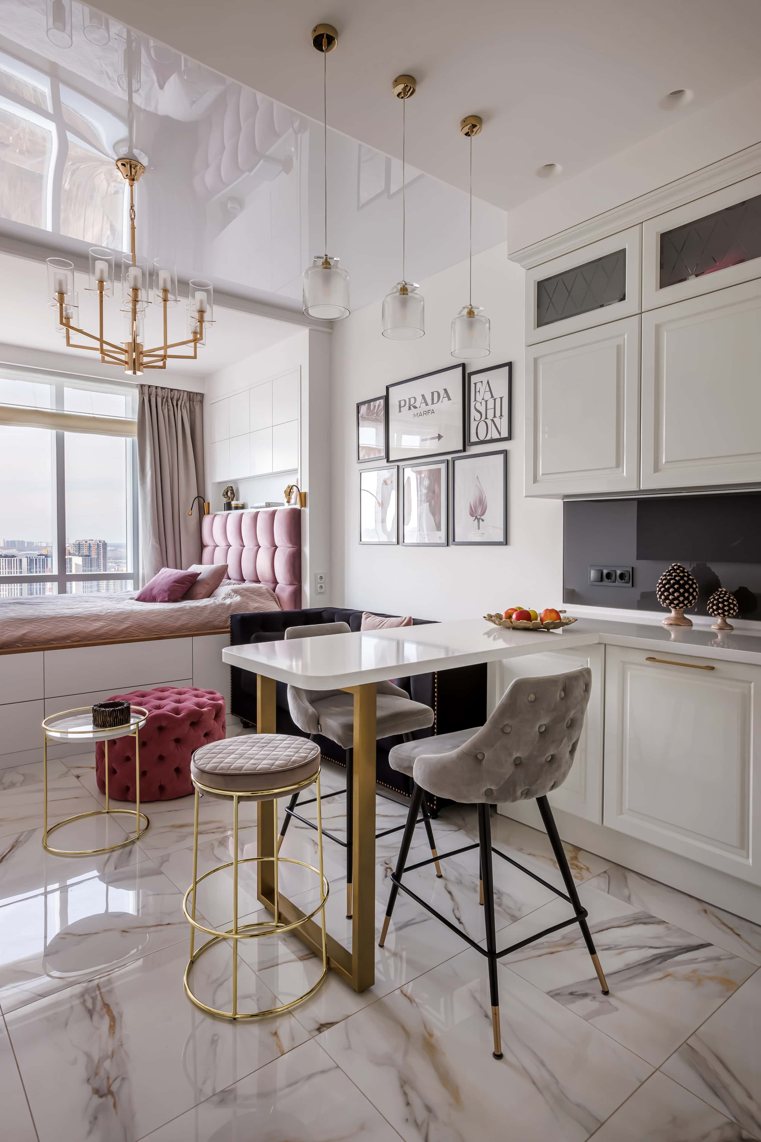 Сучасний дизайн квартири 32 м²: світлі тони, функціональні меблі та простір.