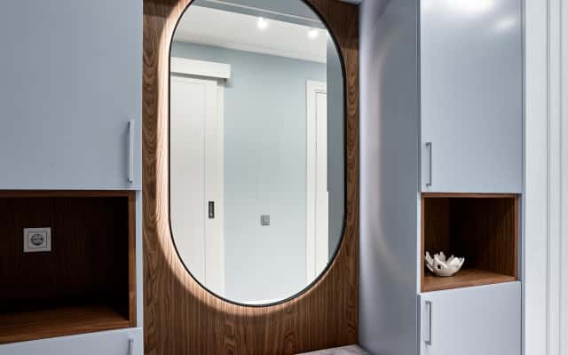 Квартира 95 м² в Києві: поєднання неокласики, натуральних матеріалів і сучасного освітлення.