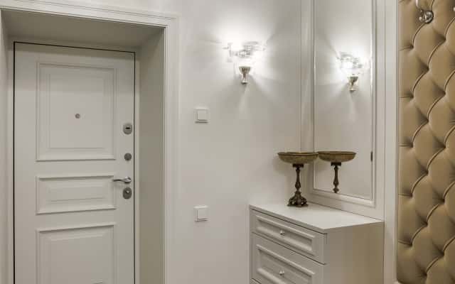 Дизайн квартири 95 м²: сучасне освітлення підкреслює неокласичний стиль у Києві, 2026.