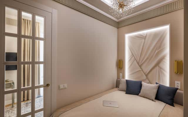 Сучасний дизайн квартири в Києві з елементами неокласики та дерев'яними деталями.