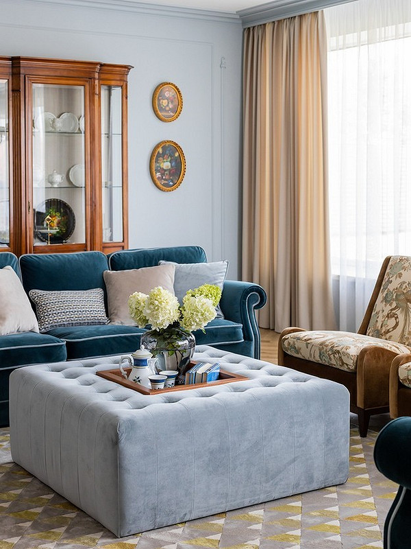 Елегантність у спальні М'які меблі з каретною стяжкою в спальні 2026: оксамитова оббивка ліжка.