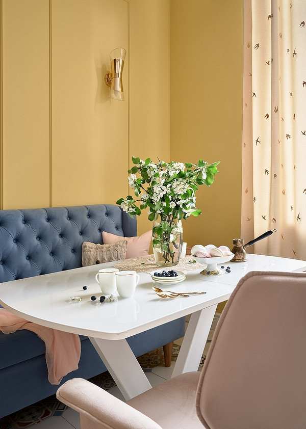 Каретна стяжка: диван Диван з каретною стяжкою у вітальні 2026: елемент класичного стилю, оксамит.