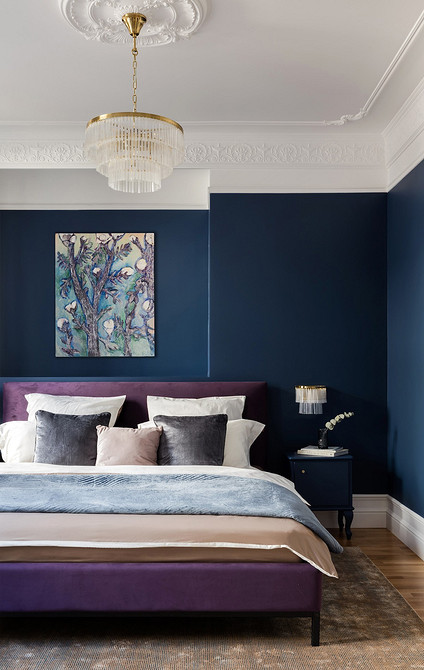 Дзеркало в старовинній рамі над каміном: вінтажний декор для затишку.