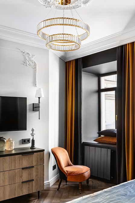 Сучасна спальня з вінтажною тумбочкою та лампою: еклектичний дизайн 2026.