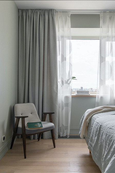 Яскравий диван в стилі ретро в сучасній вітальні: меблі 70-х років.