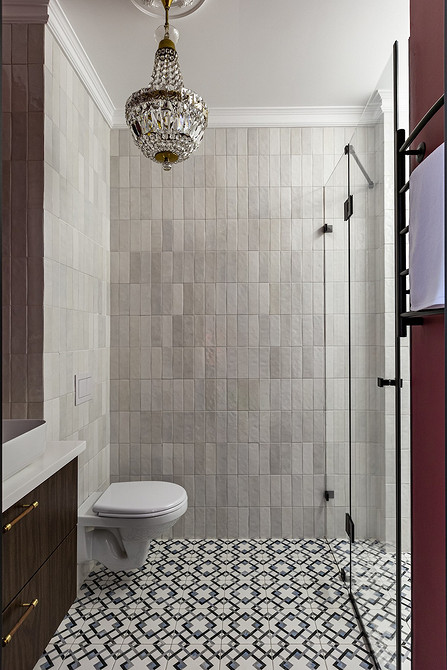 Вінтажні крісла у вітальні з каміном: елементи еклектичного дизайну 2026.