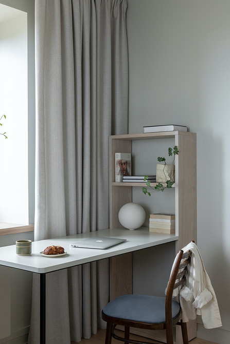 Стара валіза використовується як журнальний столик: вінтажний декор.