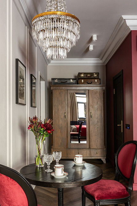 Старовинний комод у сучасній спальні: вінтажні меблі як акцентний елемент.