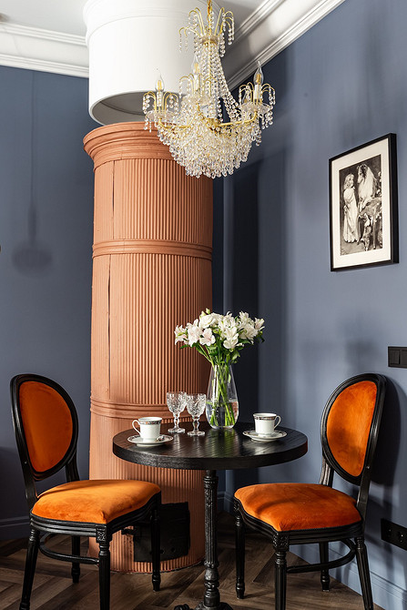 Вінтажні дерев'яні меблі 70-х у сучасній вітальні: стіл та стільці.