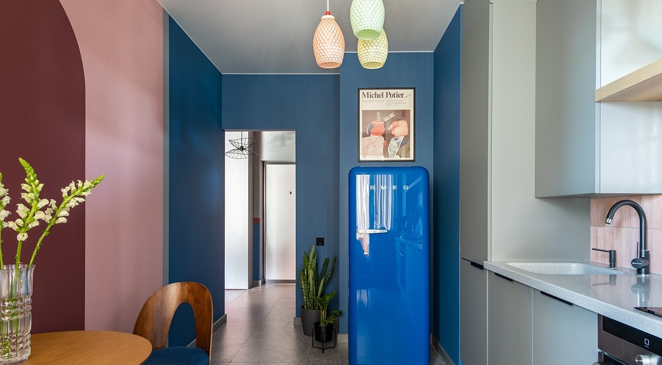 Вінтажні меблі в сучасному інтер'єрі: комод, килим та крісло в вітальні.