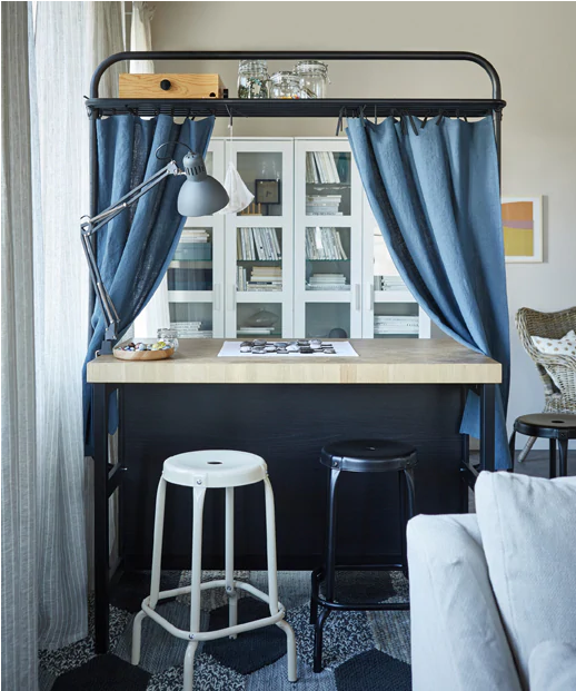 Дизайн кухні з мобільним островом IKEA для оптимізації та стилю простору.