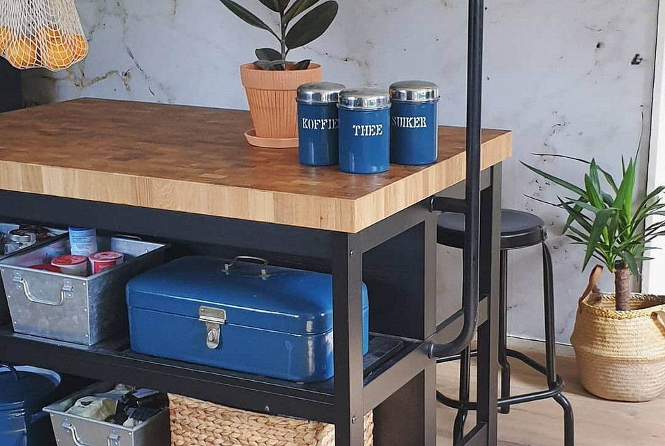 Мобільний кухонний острів IKEA для зберігання кухонних рушників та текстильних аксесуарів в квартирі-студії.